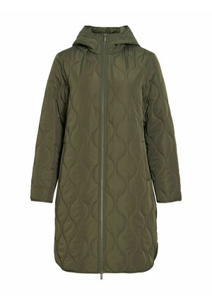 Chaqueta acolchada de color verde oliva con capucha, con cremallera de longitud completa, mangas largas y un diseño de longitud hasta la rodilla con patrones de costuras curvas.