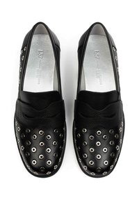 Chaussures noires en cuir à enfiler avec une bande texturée et des œillets métalliques sur le bout. Fini intérieur lisse et brillant.