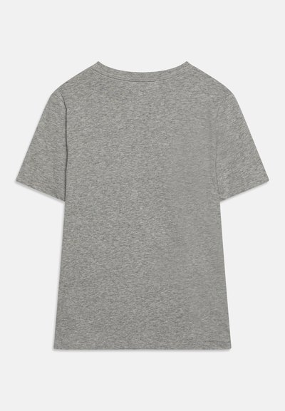 Camiseta gris de manga corta, diseño de cuello redondo, material suave de mezcla de algodón, textura lisa, sin patrones ni acentos visibles en la parte trasera.
