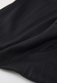 Tessuto di stoffa nera drappeggiato, caratterizzato da una superficie liscia con una leggera lucentezza e sottili variazioni di tono, che mette in evidenza dettagli di tessitura fine.