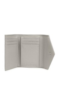 Portefeuille trifold en cuir gris clair ouvert, montrant six emplacements pour cartes, un rabat à fermeture à pression et une surface texturée.