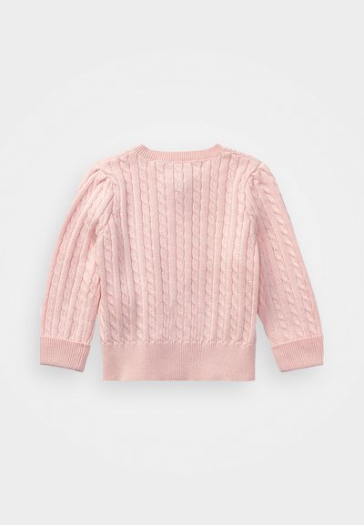 Suéter malhado em rosa claro com um padrão de tranças, mangas longas e punhos e bainha canelados para textura e estrutura.