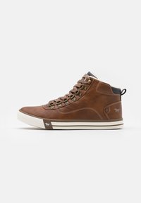 Bruine high-top sneakers van getextureerd leer met metalen veterogen, een crèmekleurige rubberen zool en een klein logo aan de zijkant.