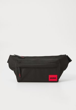 Geantă de talie din material textil negru, cu buzunar frontal cu fermoar, curea ajustabilă și patch cu logo roșu "HUGO" în colțul din dreapta jos.
