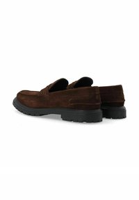 Mocasines de ante marrón con un acabado texturizado, punta redondeada y una suela de goma negra duradera que presenta un patrón de tracción. Sin detalles de hardware visibles.