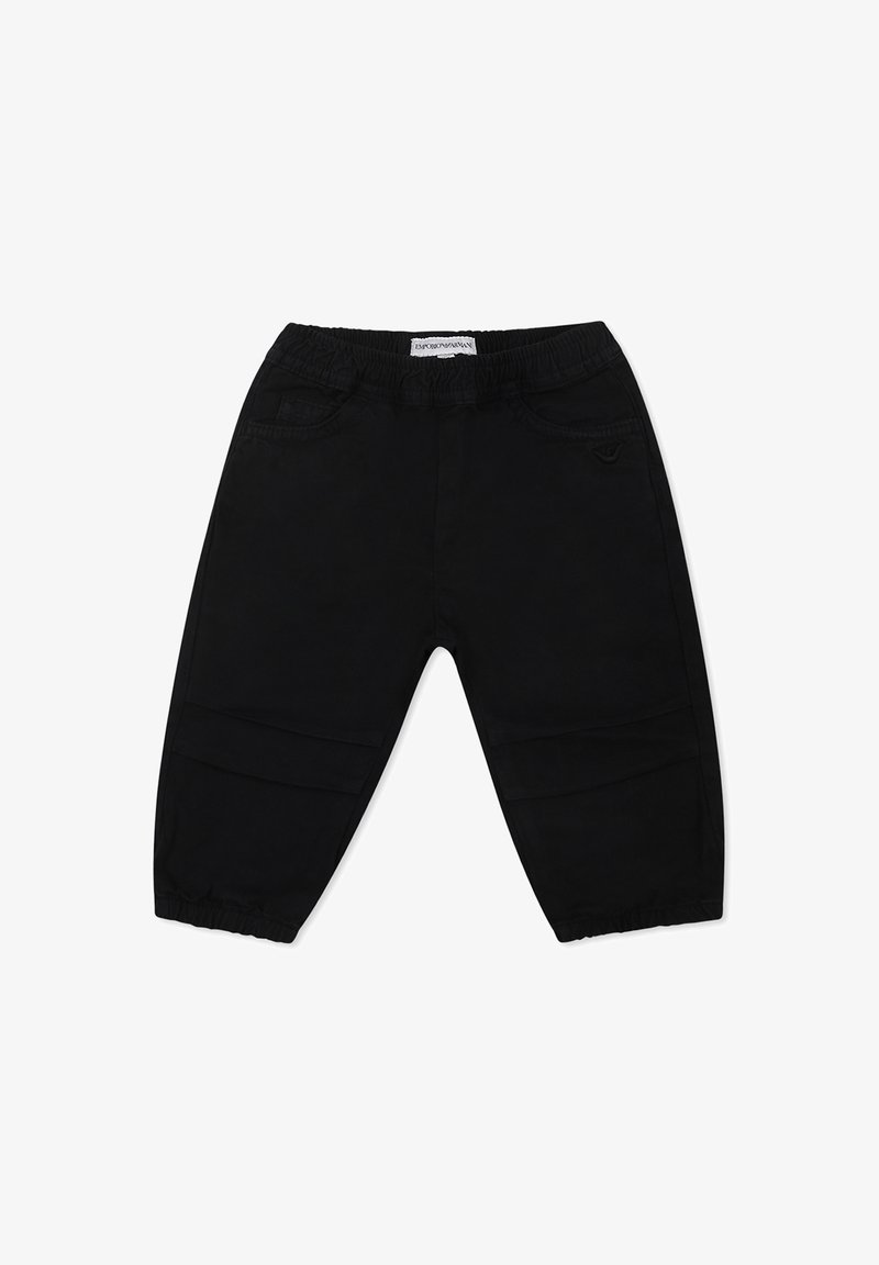 Pantaloni di cotone neri con cintura elastica, due tasche anteriori, gambe affusolate e polsini arricciati. Presenta un piccolo emblema vicino alla tasca.