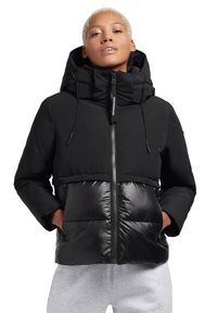 Zwarte hoodie-jack met een puffy onderste sectie, voorzien van een ritssluiting, verstelbare koordjes en zijzakken. Gestructureerd, stijlvol ontwerp.