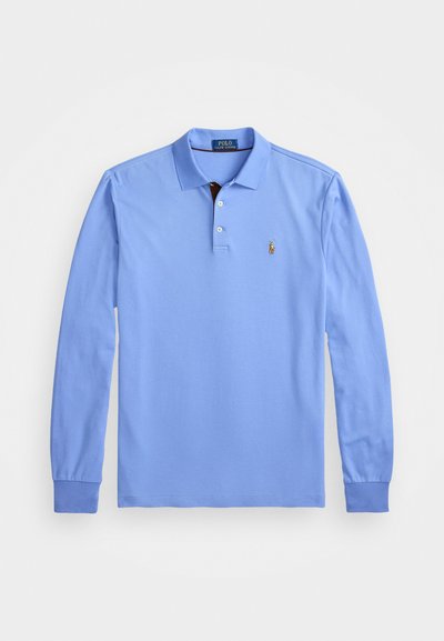 Camisa polo de manga longa azul claro, feita de algodão, com uma pala de dois botões, punhos canelados e um logótipo bordado no lado esquerdo do peito.