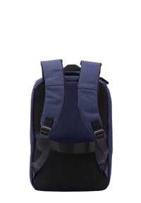 Zaino in tessuto blu con schienale imbottito in rete, spallacci regolabili e un pannello inferiore nero. Presenta un design elegante e moderno con accenti minimalisti.