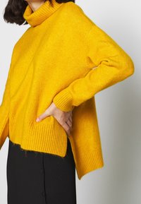 KIOMI Stickad tröja - yellow