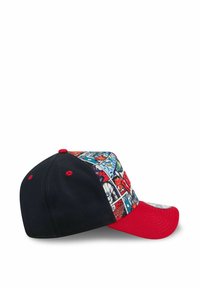 Cappellino da baseball con una grafica colorata sul davanti con disegni in stile fumetto. Sides e retro in tessuto nero, visiera rossa e dettagli rossi.