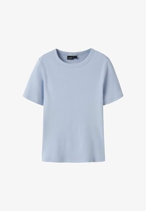 Lysblå ribbet T-shirt med korte ærmer og rund hals med en sort LMTD-mærkat ved kraven.