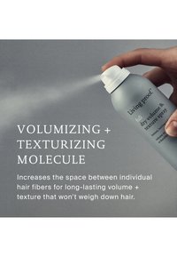 Spraye do rąk Living Proof Full Dry Volume & Texture Spray, uwalniające mgiełkę, aby dodać włosom objętości i tekstury bez ich obciążania.