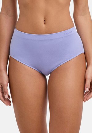 Femme portant des sous-vêtements sans couture violet clair à taille haute, montrée de la taille jusqu'au milieu de la cuisse sur un fond uni.