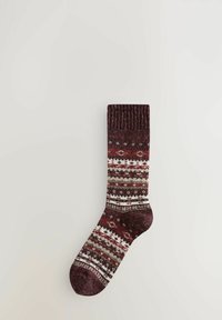 Egy darab gyapjú zokni bordás szegéllyel, maroon, fehér és szürke Fair Isle mintákkal, síkban elhelyezve egy sima világos háttéren.