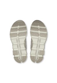 Semelles de chaussures de sport blanches avec une texture antidérapante. Présentent des couches segmentées et un motif en nid d'abeille pour l'adhérence et la flexibilité.