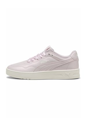 Baskets Puma rose clair avec semelle blanche, design à lacets et logo Puma sur le côté et le talon, vues de l'extérieur.