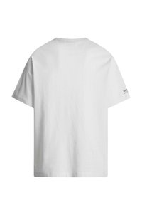 Biele bavlnené tričko s voľným strihom, krátkymi rukávmi a minimálnymi detailmi. Na spodnej ľavej a pravej strane rukáva je malá potlač loga.