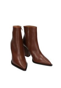 Stivaletti in pelle marrone con punta affusolata, tacco quadrato e cerniere laterali. Texture liscia con un design elegante e minime decorazioni.