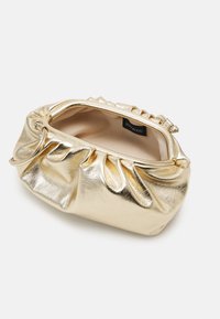 Metallisch goldene Clutch-Tasche mit geraffter Textur, glatter Oberfläche und einem Verschluss. Das Innere ist hell gefärbt und mit Markenlogo versehen.