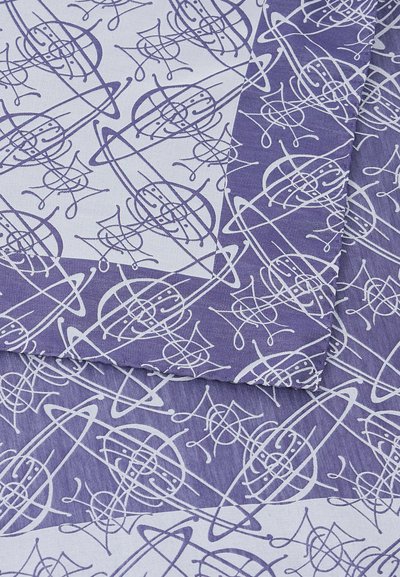 Αφηρημένο γεωμετρικό μοτίβο σε μωβ και λευκό με επικαλυπτόμενες γραμμές και κυκλικά σχήματα σε διπλωμένο ύφασμα.