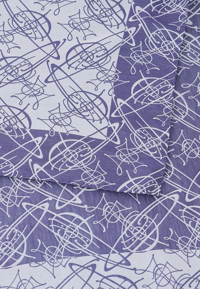 Motivo geometrico astratto in viola e bianco con linee sovrapposte e forme circolari su tessuto piegato.