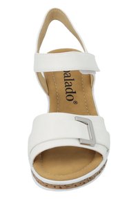 Witte sandaal met een gladde band, zilveren gesp en kurkachtige zool. Open teen ontwerp en gevoerd voetbed voor comfort.
