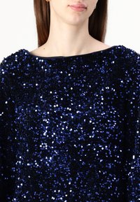 Vero Moda LAILA SEQUIN BOW - Koktailové šaty/večierkové šaty - midnight blue