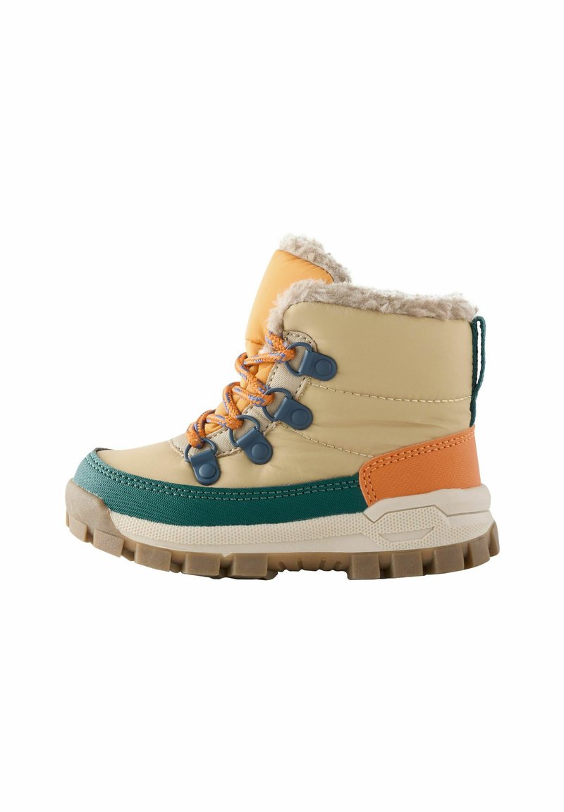 Botte légère et isolée en crème, vert et orange avec un col en fausse fourrure et des lacets contrastés ; semelle robuste pour une adhérence.