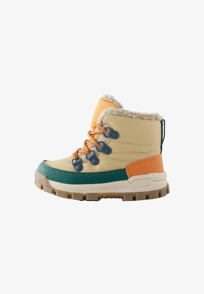 Børnevinterstøvle med beige, grønne og orange paneler, orange snørrebånd, pelsforing og tyk slidstærk sål, vist fra siden.