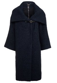 Granatowy płaszcz z mieszanki wełny o fakturowanym wykończeniu, szerokim kołnierzu i przednim zapięciu na klamrę. Posiada luźne rękawy i prostą sylwetkę.