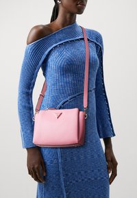 Guess NOELLE COMPARTMENT  - Borsa a tracolla - pink
