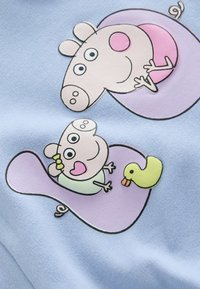 Hellblauem Stoff mit Cartoonfiguren: zwei Schweine in einem Blasendesign, eines mit einer grünen Ente, rosa Akzenten und schwarzen Umrissen.