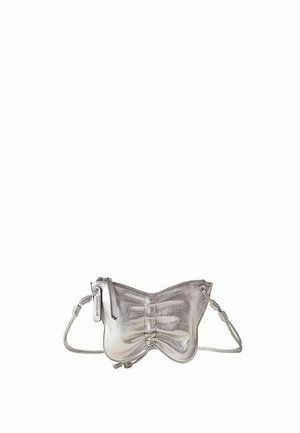 Borsa argentata lucida a forma di fiocco con cerniera e tracolla regolabile su sfondo bianco.