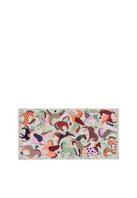 Bufanda con caballos estilizados de colores en diversas poses y patrones sobre un fondo blanco con pequeños puntos negros.