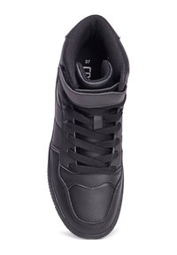 Zwarte hoge sneaker met een glad leren buitenkant, een gewatteerde kraag, vetersluiting en geperforeerde neusdetails. Maat aangegeven binnenin als 37.