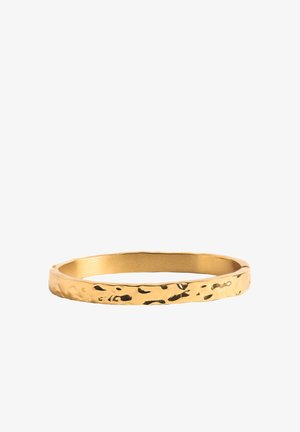 Złota, młotkowana bransoletka w kształcie okręgu z teksturowaną powierzchnią i gładkimi krawędziami.