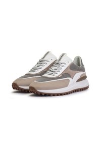 Sneaker atletiche leggere con tomaia in suede beige e rete, dettagli bianchi, lacci testurizzati e suola in gomma con motivo antiscivolo.