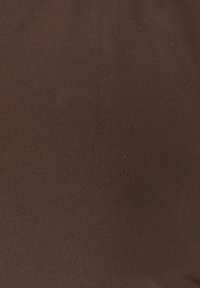 Brauner Stoff mit glatter Textur und feinem diagonalen Rippenmuster, der eine einheitliche Farbe ohne sichtbare Muster oder Akzente aufweist.