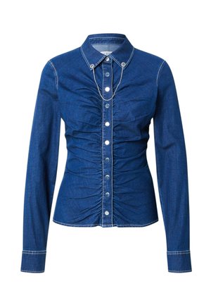 Camicia in denim a maniche lunghe con parte anteriore aderente e arricciata, bottoni automatici al centro, colletto appuntito e catena decorativa in argento attaccata alle punte del colletto.