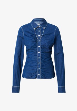 Camicia in denim a maniche lunghe con parte anteriore aderente e arricciata, bottoni automatici al centro, colletto appuntito e catena decorativa in argento attaccata alle punte del colletto.