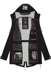 Svart jacka med huva, röda detaljer och nätfoder i fickorna. Visar inre etiketter och logotyper, med en modern och funktionell design.