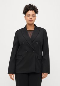 Μαύρο διπλό γκρι πουκάμισο με περασμένα σταυρωτά πέτα, μπροστά τσέπες και κουμπί κλεισίματος. Φτιαγμένο από λείος ύφασμα με εφαρμογή ραμμένη.