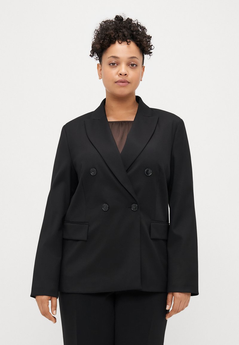 Μαύρο διπλό γκρι πουκάμισο με περασμένα σταυρωτά πέτα, μπροστά τσέπες και κουμπί κλεισίματος. Φτιαγμένο από λείος ύφασμα με εφαρμογή ραμμένη.