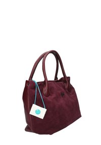 Borsa in suede bordeaux con manici in pelle, dotata di un'etichetta staccabile e logo impresso. Design arrotondato con base strutturata.