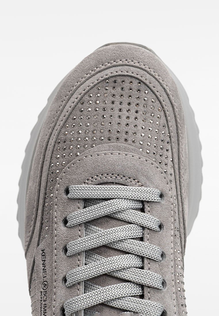 Graue Wildleder-Sneaker mit durchbrochenen Details und grauen Schnürsenkeln, von oben betrachtet mit Fokus auf dem Zehen- und Schnürbereich.