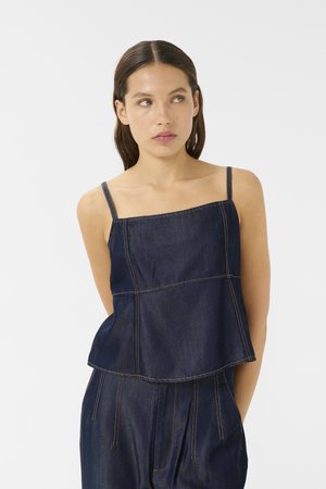 Mørk denim crop top med tynne stropper, firkantet hals og svingende hem, samt kontrasterende sømdetaljer. Glatt tekstur med en strukturert passform.