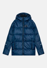 Chaqueta acolchada azul marino con capucha, que cuenta con una cremallera completa, dos bolsillos frontales y un logotipo negro en el pecho. Textura suave y brillante.