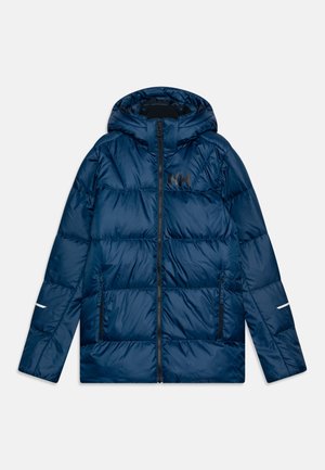 Chaqueta acolchada azul marino con capucha, que cuenta con una cremallera completa, dos bolsillos frontales y un logotipo negro en el pecho. Textura suave y brillante.