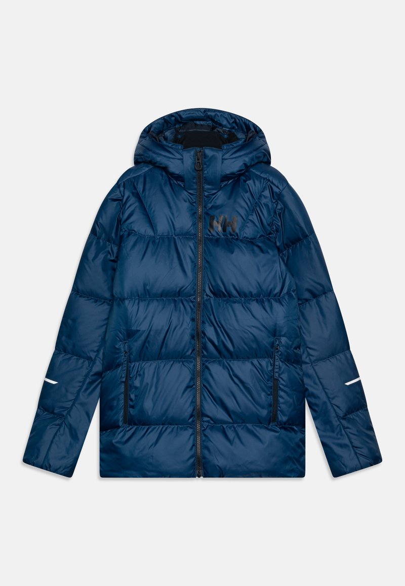 Chaqueta acolchada azul marino con capucha, que cuenta con una cremallera completa, dos bolsillos frontales y un logotipo negro en el pecho. Textura suave y brillante.